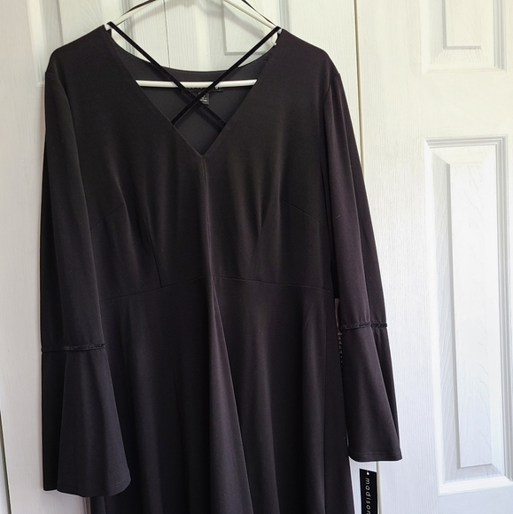madison leigh Dresses & Skirts - NWT Black Madison Leigh September Dress size 16